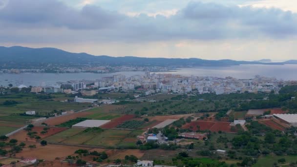 Landelijk Landschap Kuststad Landbouwgrond Panorama Baan Drone Verhoogde Landschapsopname Van — Stockvideo