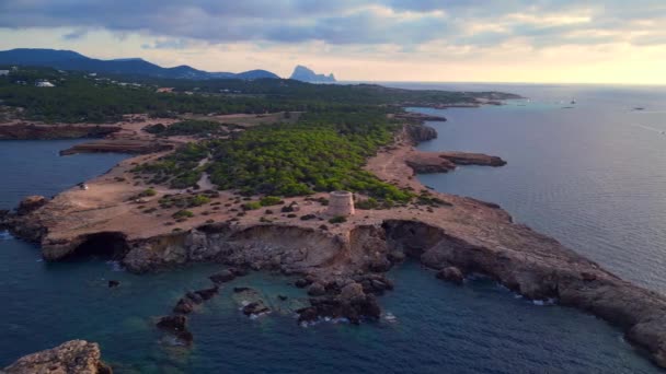 Dolly Vasen Drone Rauhallinen Välimeren Rannikolla Auringonlaskun Aikaan Jossa Historiallinen — kuvapankkivideo