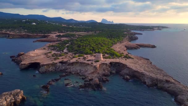 全景概览无人驾驶飞机黄昏时分宁静的地中海海岸线 以一座历史性的塔为特色 — 图库视频影像