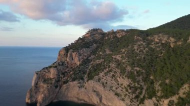 Günbatımının ılık parıltısıyla güneşlenen sahil uçurumları ters uçan drone 'lar. Yüksek kalite 4k görüntü