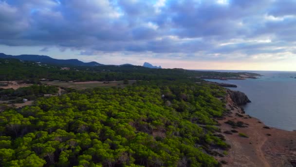 Volare Drone Inverso Costa Mediterranea Tranquilla Tramonto Con Una Torre — Video Stock