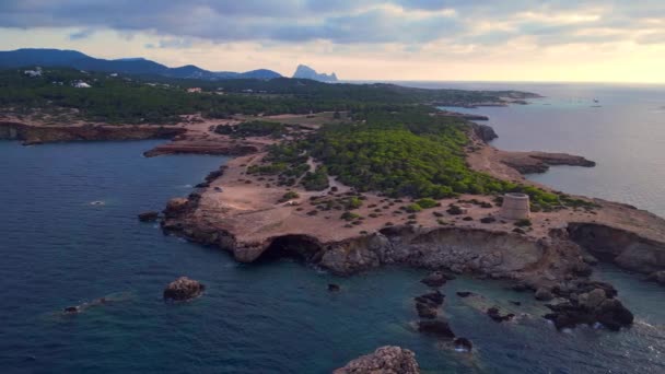 Dolly Right Drone Tranquila Costa Mediterránea Atardecer Con Una Torre — Vídeos de Stock