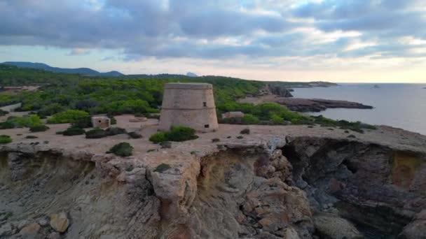 在日落时上升的无人驾驶飞机宁静的地中海海岸线 有一座历史性的塔楼 — 图库视频影像