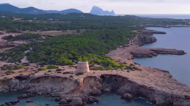 日落时飞越无人驾驶飞机 宁静的地中海海岸线 有一座历史性的塔楼 — 图库视频影像