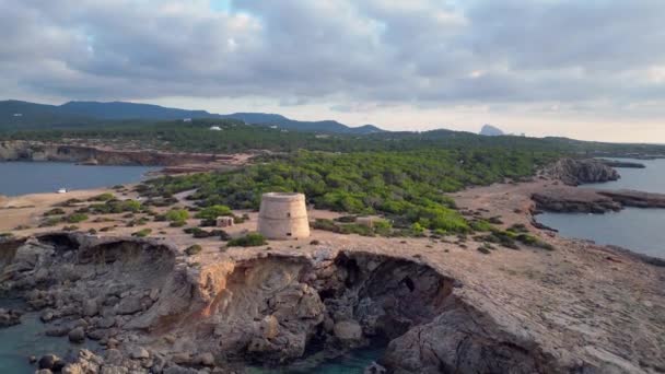 Panoraama Yleiskatsaus Drone Rauhallinen Välimeren Rannikolla Auringonlaskun Aikaan Jossa Historiallinen — kuvapankkivideo