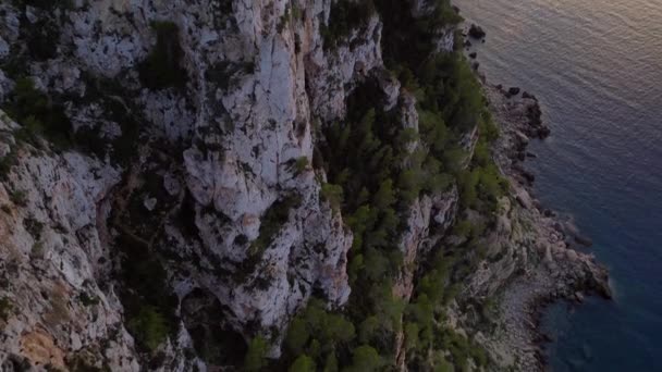 Наклон Вверх Дрона Панорамный Вид Заката Горизонте Видом Скалистую Скалу — стоковое видео