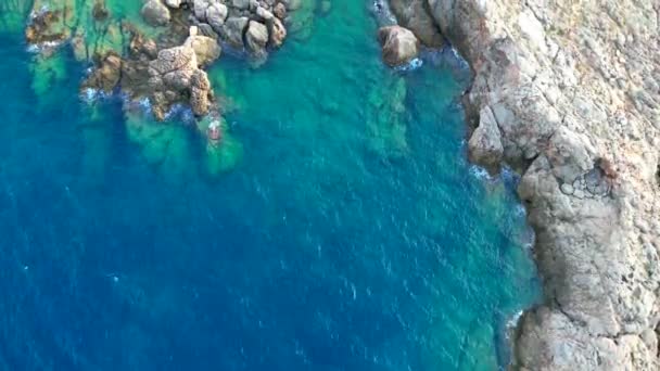 Incline Tranquila Costa Mediterránea Del Dron Atardecer Con Una Torre — Vídeos de Stock