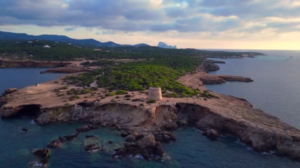 Sobrevoo Sobrevoo Drone Tranquila Costa Mediterrânea Pôr Sol Com Uma — Vídeo de Stock