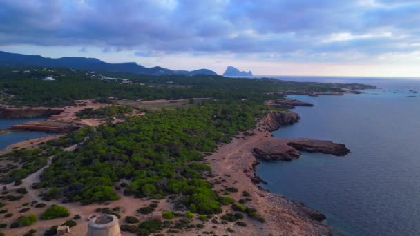 Κατεβαίνοντας Ήρεμο Drone Μεσογειακή Ακτογραμμή Κατά Ηλιοβασίλεμα Ιστορικό Πύργο — Αρχείο Βίντεο