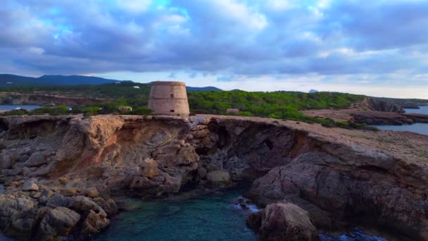 Sobrevuelo Sobrevuelo Dron Tranquila Costa Mediterránea Atardecer Con Una Torre — Vídeos de Stock