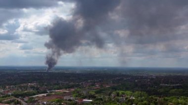 Aşırı hız rampası yoğun bir duman bulutunun hareket hızı Berlin siluetinin üzerinde bulutlu bir günün ortasında yükseliyor.