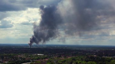 Yoğun bir duman bulutunun insansız hava aracı bulutlu bir günde Berlin ufuk çizgisinde yükseliyor.