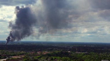 Yoğun bir duman bulutunun sol insansız hava aracının rotasyonu bulutlu bir günde Berlin ufuk çizgisinin üzerindeki büyük bir yangından yükseliyor.