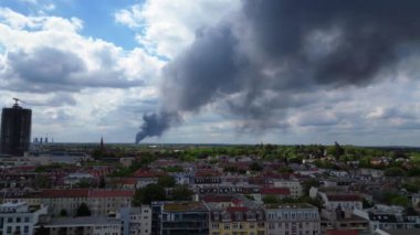 Yukarıdan aşağıya yoğun bir duman bulutunun insansız hava aracı Berlin silueti üzerinde bulutlu bir günde yükseliyor.