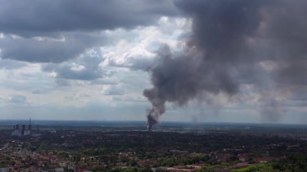 Tilt Drone Dense Smoke Plume Major Fire Rises Berlin Skyline — Stock Video