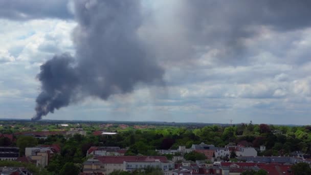 Panorama General Dron Una Columna Humo Denso Gran Incendio Eleva — Vídeos de Stock