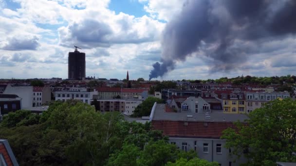 Aufsteigende Rauchsäule Eines Großbrandes Steigt Über Der Berliner Skyline Inmitten Stockvideo