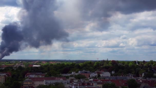 Rotace Hustého Oblaku Kouře Velkého Požáru Levém Křídle Zvedá Nad — Stock video