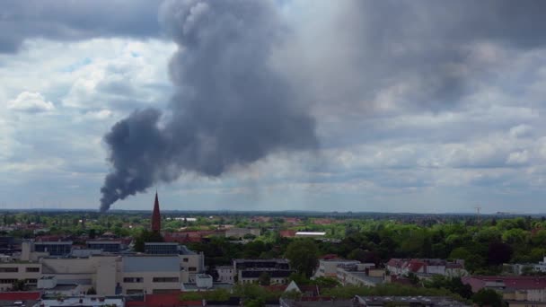 Dolly Right Drone Dense Smoke Plume Major Fire Rises Berlin — Vídeos de Stock