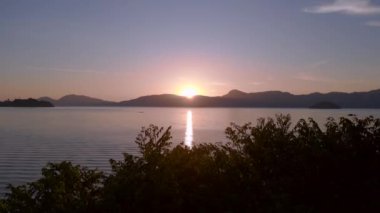 İnsansız hava aracı Tranquil gündoğumunu çekin. Langkawi adalarının etrafındaki sakin denizin ufkunu kırın.