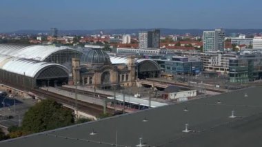 Şehir manzarasındaki Dresden tren istasyonu. Panorama insansız hava aracı. İHA, açık bir günde şehir binaları arasında genişleyen bir tren istasyonunu çekerken vuruldu.