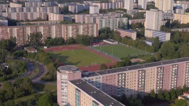 Miejski Kompleks Sportowy Osiedle Mieszkalne Nagranie Drona Góry Widok Lotu — Wideo stockowe