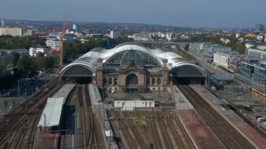 Şehir manzarasındaki Dresden tren istasyonu. Dolly İHA 'yı bıraktı. İHA, açık bir günde şehir binaları arasında genişleyen bir tren istasyonunu çekerken vuruldu.