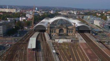 Şehir manzarasındaki Dresden tren istasyonu. Dolly İHA 'yı bıraktı. İHA, açık bir günde şehir binaları arasında genişleyen bir tren istasyonunu çekerken vuruldu.