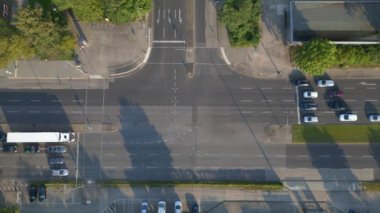 Berlin 'de apartman blokları olan bir manzara. dikey kuşlar, insansız hava araçları ile modern yüksek binalar ve ağaçlarla dolu bir yerleşim bölgesini görüyorlar.