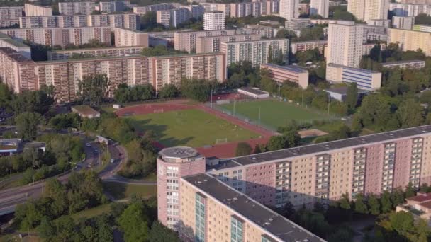 Städtische Sportanlage Und Wohngebiet Drohne Von Oben Nach Unten Blick — Stockvideo