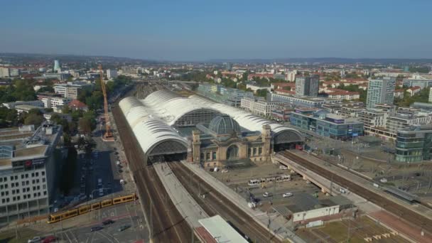 城市景观中的德累斯顿火车站 飞反向无人机 在一个晴朗的日子里 无人驾驶飞机在城市的建筑物中拍摄到了一个正在蔓延的火车站 — 图库视频影像
