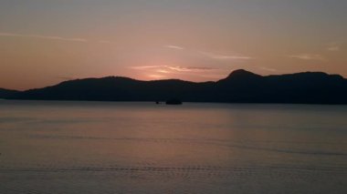 Hız rampası hızlandırılmış zaman aşımı sükunet ve sakin langkawi şafağı okyanus, uzak adalar ve tekneler üzerinde çarpıcı mor renkler, barışçıl ve sakin bir deniz manzarası yaratıyor.