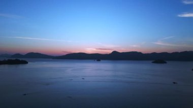 Panorama genel bakış insansız hava aracı Tranquil ve sakin langkawi şafak okyanus, uzak adalar ve tekneler üzerinde çarpıcı mor renkler, barışçıl ve sakin bir deniz manzarası yaratıyor
