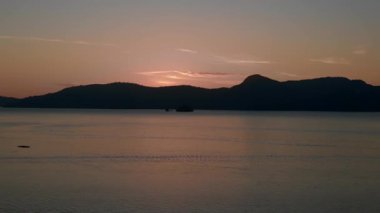 İnsansız hava aracı Tranquil 'i ve sakin langkawi şafağını, okyanus, uzak adalar ve tekneler üzerindeki çarpıcı mor renkleriyle, huzurlu ve sakinleştirici bir deniz manzarası yaratarak çekin.