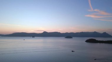 Panorama genel bakış insansız hava aracı Tranquil ve sakin langkawi şafak okyanus, uzak adalar ve tekneler üzerinde çarpıcı mor renkler, barışçıl ve sakin bir deniz manzarası yaratıyor