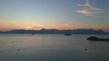 Panorama genel bakış insansız hava aracı Tranquil ve sakin langkawi şafak okyanus, uzak adalar ve tekneler üzerinde çarpıcı mor renkler, barışçıl ve sakin bir deniz manzarası yaratıyor