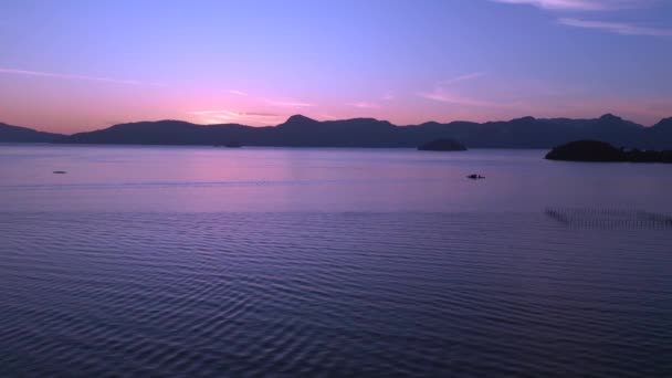 Беспилотник Панорамным Обзором Спокойный Спокойный Лангкави Рассвет Потрясающими Фиолетовыми Оттенками — стоковое видео