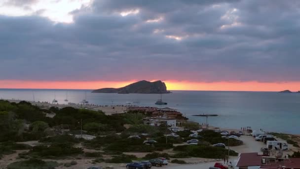 Вид Повітря Пляж Комі Човнами Приголомшливе Небо Заходу Сонця Ібіці — стокове відео
