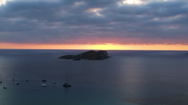 イビサのボートと素晴らしい日没の空を伴うビーチの空中ビュー パノラマの概要 ドローン — ストック動画