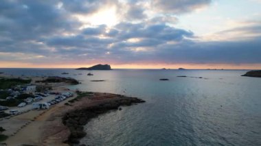 Ibiza 'da tekneli Cala Comte plajı ve çarpıcı bir günbatımı manzarası. hız rampası Hiperlapse hızlandırılmış zaman aşımı 