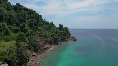 Hız rampası hiperlapse hareket hızı zaman aşımı. Perhentian Kecil 'in zümrüt suları ve yemyeşil ormanlarıyla manzarası. Perhentian Kecil 'deki tropik cennet