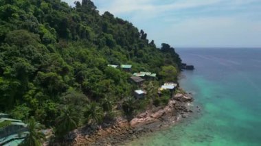 Hız rampası hiperlapse hareket hızı zaman aşımı. Perhentian Kecil 'in zümrüt suları ve yemyeşil ormanlarıyla manzarası. Perhentian Kecil 'deki tropik cennet