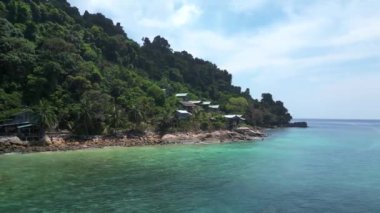 Panorama yörünge dronu. Perhentian Kecil 'in zümrüt suları ve yemyeşil ormanlarıyla manzarası. Perhentian Kecil 'deki tropik cennet