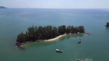 Panorama yörüngesindeki insansız hava aracı Serene Seratosa adası. Resimli adanın sakin bir görüntüsü, tekneler ve berrak sular.