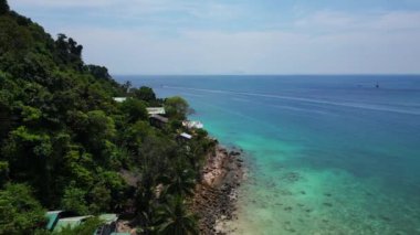 Üstten kumandalı hava aracı. Perhentian Kecil 'in zümrüt suları ve yemyeşil ormanlarıyla manzarası. Perhentian Kecil 'deki tropik cennet