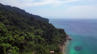 Yukarıdan insansız hava aracı görüntüleri. Perhentian Kecil 'in zümrüt suları ve yemyeşil ormanlarıyla manzarası. Perhentian Kecil 'deki tropik cennet