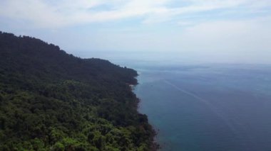 Geri geri uçun. Perhentian Kecil 'in zümrüt suları ve yemyeşil ormanlarıyla manzarası. Perhentian Kecil 'deki tropik cennet