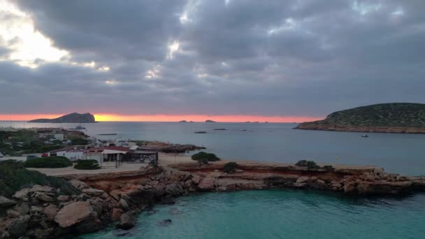 Вид Повітря Пляж Комі Човнами Приголомшливе Небо Заходу Сонця Ібіці — стокове відео