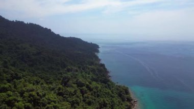 Panorama insansız hava aracı. Perhentian Kecil 'in zümrüt suları ve yemyeşil ormanlarıyla manzarası. Perhentian Kecil 'deki tropik cennet