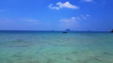 Üstten kumandalı hava aracı. Berrak suları, beyaz kumlu plajları ve yemyeşil yemyeşil yeşiliyle Cennet Kuşu Adası manzarası.